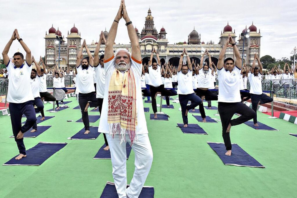 अंतर्राष्ट्रीय योग दिवस 2026 पर प्रधानमंत्री नरेंद्र मोदी योग करते हुए